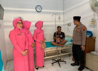 Wujud Kepedulian, Polsek Gemuh Bagikan Ratusan Paket Takjil di RS Baitul Hikmah