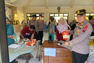 Ringankan Beban Masyarakat Jelang Idul Fitri, Polres Kendal Gelar Gerakan Pangan Murah di Plantungan