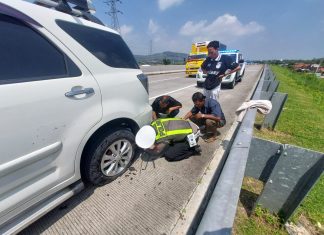 Polres Kendal Beri Pertolongan Cepat Pemudik Alami Pecah Ban di Tol Batang-Semarang