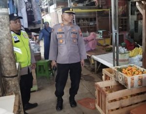 Pastikan Kamseltibcarlantas dan Stabilitas Pangan, Kapolsek Brangsong Sambangi Pasar Srogo Ds Sidorejo Kec.Brangsong