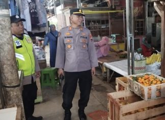 Pastikan Kamseltibcarlantas dan Stabilitas Pangan, Kapolsek Brangsong Sambangi Pasar Srogo Ds Sidorejo Kec.Brangsong