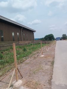 Mencekam di Tanjung Uncang: Pagar Kawat Berduri “Ngamuk” Hanya 1 Meter dari Jalan, Warga: “Kalau Licin, Kami Celaka