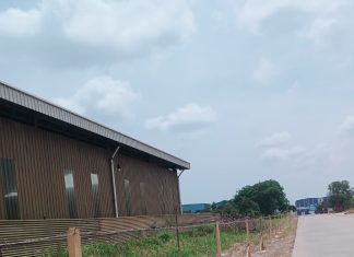 Mencekam di Tanjung Uncang: Pagar Kawat Berduri “Ngamuk” Hanya 1 Meter dari Jalan, Warga: “Kalau Licin, Kami Celaka