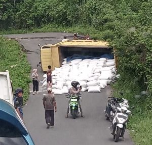 Jalan Amblas di Talang Ratu Kian Membahayakan, Truk Muatan Beras Terguling