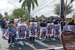 Massa Aksi Desak Gubernur Bengkulu Copot Kadis PU Terjerat Isu Selingkuh