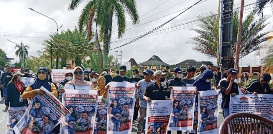 Massa Aksi Desak Gubernur Bengkulu Copot Kadis PU Terjerat Isu Selingkuh