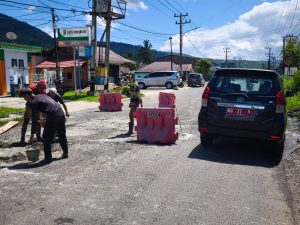 Ketika Pemerintah Belum Bergerak, Warga Lebong Pilih Tambal Sendiri Jalan Berlubang