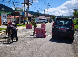 Ketika Pemerintah Belum Bergerak, Warga Lebong Pilih Tambal Sendiri Jalan Berlubang