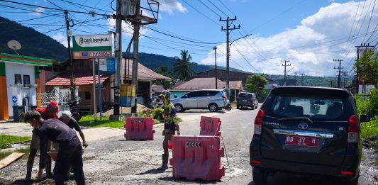Ketika Pemerintah Belum Bergerak, Warga Lebong Pilih Tambal Sendiri Jalan Berlubang
