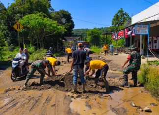 Jalan Rusak Parah, Polisi TNI dan Warga Gotong Royong Tambal Jalan Rusak di Bioa Puak