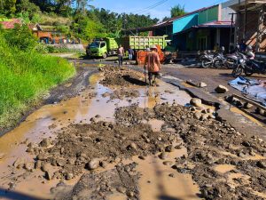 Perbaikan Swadaya Jalan Rusak di Bioa Puak, Material Dibantu Pengusaha Galian C