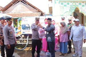 HUT Bhayangkara ke-80, Polres Kendal Salurkan 4.000 Liter Air Bersih untuk Warga Sidomakmur