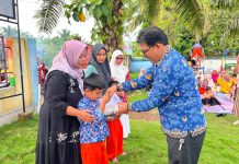Pelepasan Siswa TK dan SD Negeri 02 V Koto Meriah, Siswa Berprestasi Terima Penghargaan dari Sekolah dan Pemerintah Desa