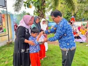 Pelepasan Siswa TK dan SD Negeri 02 V Koto Meriah, Siswa Berprestasi Terima Penghargaan dari Sekolah dan Pemerintah Desa