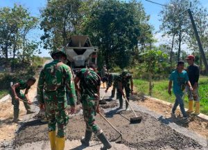 Satgas TMMD ke-129 dan Warga Bersatu Ratakan Cor Beton Jalan Dusun Kedungpandan