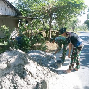Dengan Cara Manual, Satgas TMMD ke-129 Kodim Bojonegoro Racik Adukan Berkualitas