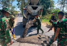 Semangat Kebersamaan Warnai Pengecoran Jalan Dusun Kedungpandan dalam TMMD ke-129