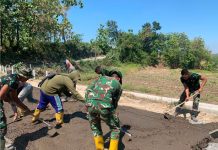 Cor Mengalir, Keringat Mengucur, Satgas TMMD ke-129 Wujudkan Jalan Impian Warga Kedungpandan