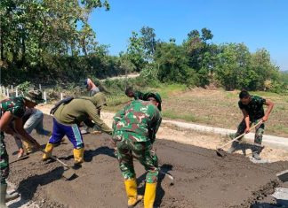 Satu Irama, Satu Tekad, TNI dan Warga Berjuang Ratakan Cor Beton untuk Kemajuan Desa
