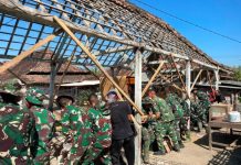 Gotong Royong Mengangkat Harapan, Satgas TMMD ke-129 Geser Rangka Rumah RTLH