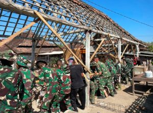 Rangka Rumah Terangkat, Semangat Kebersamaan Satgas TMMD ke-129 Kian Terlihat