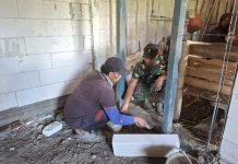 Rumah Bapak Kasiman Kian Sempurna, Satgas TMMD Fokus Pasang Gawang Pintu