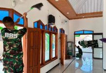 Bahu Membahu Rawat Rumah Allah, Satgas TMMD dan Warga Bersihkan Masjid dari Halaman hingga Bagian Dalam