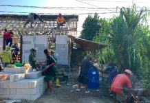 Atap Lama Mulai Dibongkar, TMMD dan Warga Bergotong Royong Turunkan Genteng