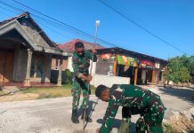 Ketangguhan Prajurit Terbukti, Satgas TMMD Buat Lobang Jalan Beton dengan Linggis