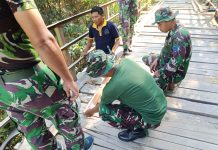 Gunakan Pukul, Satgas TMMD ke-129 Kodim Bojonegoro Perbaiki Jembatan Dusun Mundu