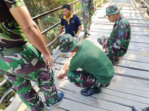 Gunakan Pukul, Satgas TMMD ke-129 Kodim Bojonegoro Perbaiki Jembatan Dusun Mundu