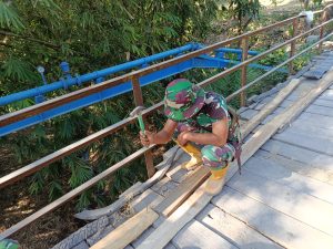 Pukul Jadi Saksi Perjuangan Satgas TMMD ke-129 Kodim Bojonegoro Bangun Kembali Jembatan Mundu