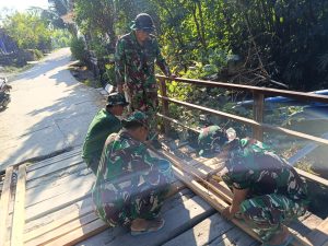 Suara Pukul Menggema di Jembatan Mundu, Satgas TMMD ke-129 Percepat Perbaikan Akses Warga