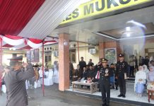 Di Tengah Guyuran Hujan, Polres Mukomuko Gelar Upacara Hari Bhayangkara ke-80 Penuh Khidmat