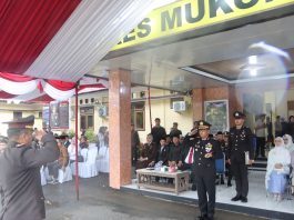 Di Tengah Guyuran Hujan, Polres Mukomuko Gelar Upacara Hari Bhayangkara ke-80 Penuh Khidmat