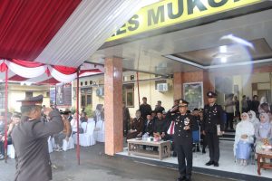 Di Tengah Guyuran Hujan, Polres Mukomuko Gelar Upacara Hari Bhayangkara ke-80 Penuh Khidmat