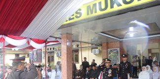 Di Tengah Guyuran Hujan, Polres Mukomuko Gelar Upacara Hari Bhayangkara ke-80 Penuh Khidmat