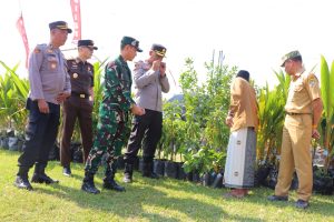 Kolaborasi Polisi dan Warga, Polres Kendal Gelar Gerakan Penghijauan di Tunggulsari