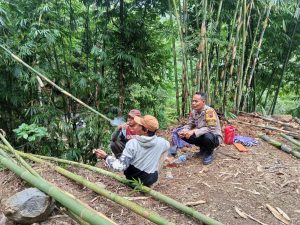 Waspada Kemarau, Bhabinkamtibmas Polsek Limbangan Edukasi Warga Desa Gondang Cegah Kebakaran