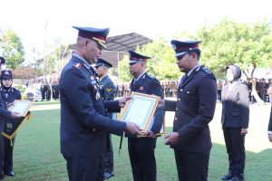 Polres Kendal Gelar Upacara HUT Bhayangkara ke-80, Anggota Berprestasi Terima Penghargaan