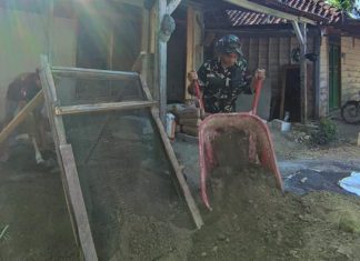 Kereta Sorong Hilir Mudik, Satgas TMMD Siapkan Pasir Halus Demi Kusen dan Bata yang Kokoh