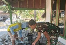 Setiap Lembar Keramik Dipasang Teliti, Bukti Komitmen Satgas TMMD pada Kualitas