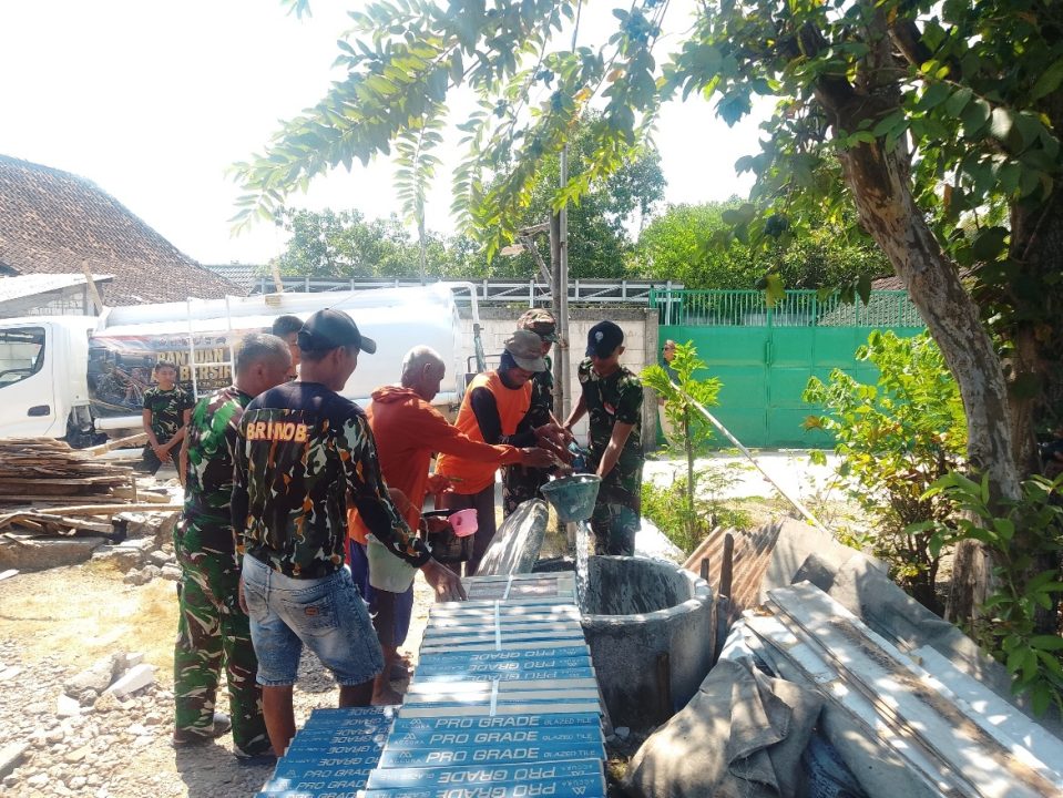 Air Bersih untuk Kehidupan, Distribusi Bantuan di Dusun Krebet Bojonegoro
