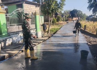 Disiram Hari Ini, Dinikmati Bertahun-Tahun, Satgas TMMD Jaga Kualitas Jalan Beton di Kedungadem
