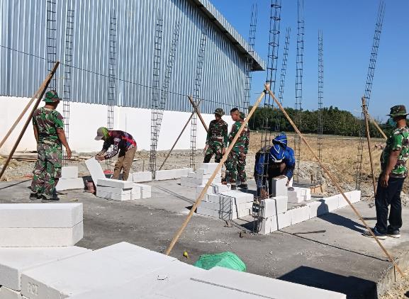 Kerja Terbagi, Progres Melaju, Satgas TMMD Maksimalkan Pemasangan Hebel Mushola