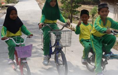 Dari Kayuhan Sepeda Lahir Asa Baru, Jalan TMMD Jadi Simbol Kemajuan Desa Kesongo