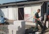 Satu Mengukur, Satu Memasang, Satu Menyiapkan Adukan, Kekompakan Satgas Percepat RTLH Bapak Koko