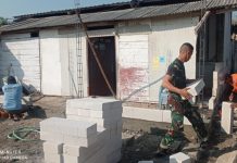 Bagi Tugas Demi Kecepatan, Satgas TMMD Kompak Ukur, Aduk, dan Pasang Hebel RTLH