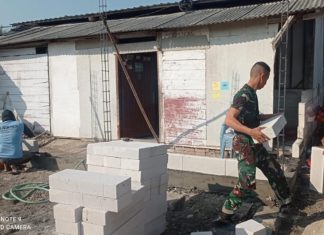 Satu Mengukur, Satu Memasang, Satu Menyiapkan Adukan, Kekompakan Satgas Percepat RTLH Bapak Koko