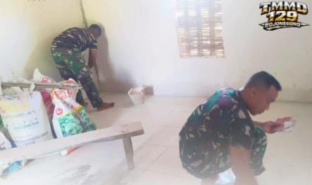 Pengacian Lantai Keramik Jadi Penanda RTLH Mbah Kasiman Segera Tuntas
